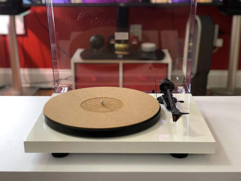 Pro Ject Debut Carbon Turntable